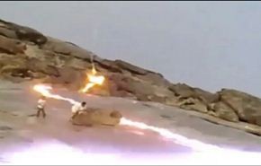 فيديو...صاعقة رعدية تضرب صخرة بقربها أب وطفله