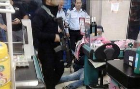طعن مستوطنين بالقدس؛ والاحتلال يعتقل ذوي المهاجم