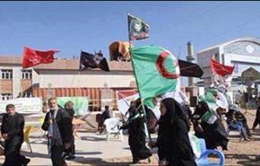 بالصور: زوار الامام الحسين (ع) يرفعون اعلام دولهم بمسيرة الأربعين