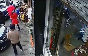 بالفيديو...ام تلقي بنفسها أمام سيارة لانقاذ طفلها