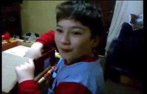 مشهد مؤثر..فتح هدية الميلاد فهذه كانت مفاجأته+فيديو