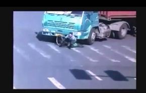 بالفيديو ..نجاة راكب دراجة من الموت المحتوم باعجوبة!!