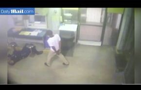 شاهد كيف انقذ سجين حياة شرطي أصيب بنوبة قلبية؟