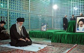 بالصور؛ آية الله خامنئي يزور مرقد الامام الخميني
