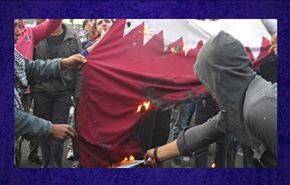 متظاهرون ليبيون يحرقون أعلام قطر وتركيا والسبب؟..