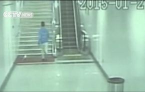 فيديو للص غبي يفقد هاتفه أثناء سرقة آيفون 6