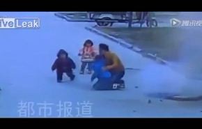 شاهد انفجار فتحة صرف في طفل لانه...