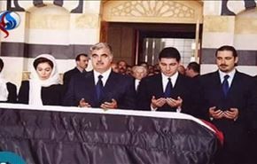 عکس؛ خانواده حریری در برابر تابوت حافظ اسد