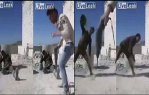 استيقظ مذعورا على هذا المقلب شاهد ماذا فعل؟+ فيديو