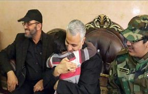 العميد قاسم سليماني في زيارة بعض عوائل الشهداء الأبرار في العراق