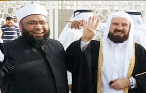قياديان إخوانيان يلوحان بشارة 