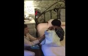 شاهد.. ماذا فعل طفل بشقيقه الرضيع بسبب الغيرة !