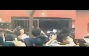 بالفيديو.. الآلاف ينتزعون متهما بالاغتصاب من السجن ليقتلوه