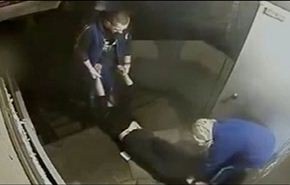 فيديو صادم لمسعفين يجرون مريضا على الأرض
