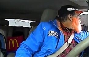 بالفيديو.. مراسل على الهواء يقوم بـ...