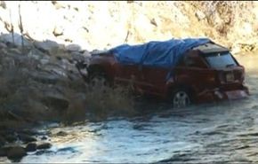 شاهد.. طفلة تعلق  13ساعة داخل سيارة شبه مغمورة بالنهر