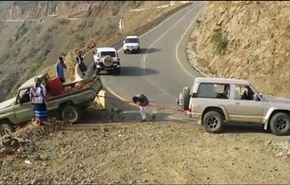 فيديو... سحب سيارة عالقة ينتهي بنتيجة غير متوقعة!