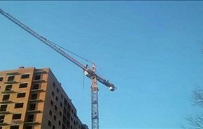 شاهد... شاب يقوم بمغامرة مجنونة فماذا کان الثمن؟