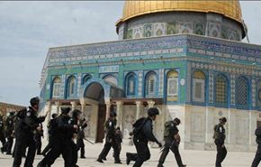 مستوطنون يدنسون الأقصى ويصعدون أعلى قبة الصخرة