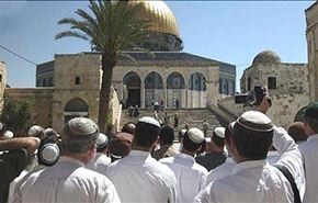 عشرات المستوطنين يقتحمون باحات المسجد الأقصى