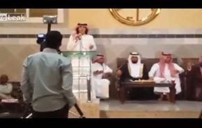 بالفيديو.. سعودي يسقط ميتاً أثناء غنائه!