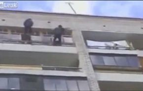 شاهد .. رجل يطارد منتحر على طريقة 