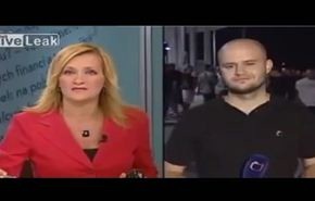 شاهد كيف تسبب المارة بموقف محرج لمراسل تلفزيوني؟
