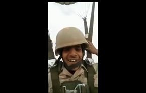 فيديو/جندي سعودي يخلق مقطعا كوميديا أثناء إسقاطه باليمن!