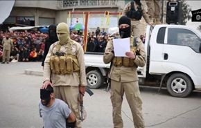 بالصور/داعش يعدم 4 اشخاص بقطع الرأس في نينوى