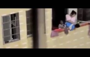 شاهد كيف عاقبت ام طفلها بشكل عنيف؟