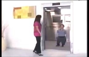 هل تصدق مصعد يحول ركابه لأقزام؟...شاهد الفيديو