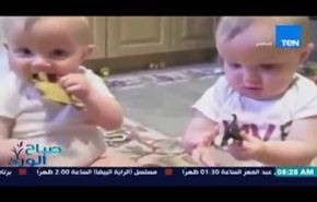 شاهد توأم يحاولان تقليد 