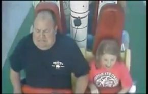 شاهد رجل يصاب بحالة رعب أثناء ركوبه لعبة الملاهي