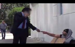ماذا فعل المارة مع رجل مشرد يمنحهم المال؟... شاهد