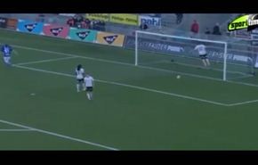 بالفيديو... لاعب يفقد أعصابه وينطح العارضة بشكل جنوني