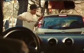 شاهد... ماذا فعل رجل مع شاب ينظف السيارات؟