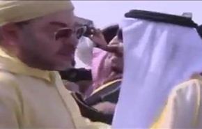 شاهد.. لحظة صفع رئيس المراسم الملكية السابق لمصور صحفي