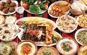بالفيديو.. أسهل طريقة لطرد الذباب من مائدة الطعام