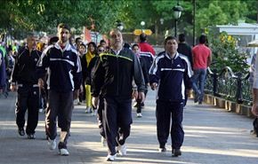 علماء: المشي دقيقتان يطيل عمرك