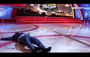 شاهد موقف محرج على الهواء للاعب كرة سلة شهير