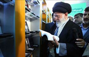 بالصور، آية الله خامنئي يتفقد معرض طهران الدولي للکتاب