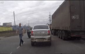 شاهد سائق يبحث عن المشاكل فنال ما يستحق
