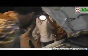 بالفيديو.. شاب يخرج ثعبانا من محرك سيارة