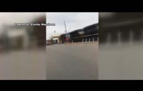 شاهد لحظة وقوع تصادم عنيف بين قطارين في اميركا