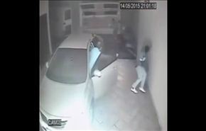 شاهد كيف فاجأ صاحب سيارة 3 لصوص؟