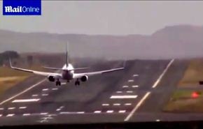 شاهد.. ماذا حدث لطيارين تحدوا الرياح اثناء الهبوط
