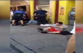 شاهد لحظة هروب رجل مكبل اليدين من الشرطة