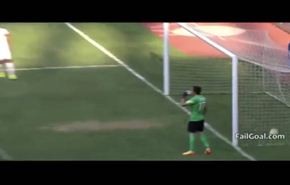 شاهد رد فعل حارس يستقبل هدف أثناء شربه للماء!