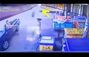 بالفيديو... كادت تفقد حياتها بسبب اطار سيارة 