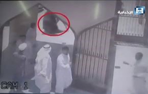 شاهد، لحظة تفجير الارهابي لنفسه وهو متنكر بزي إمرأة في الدمام
